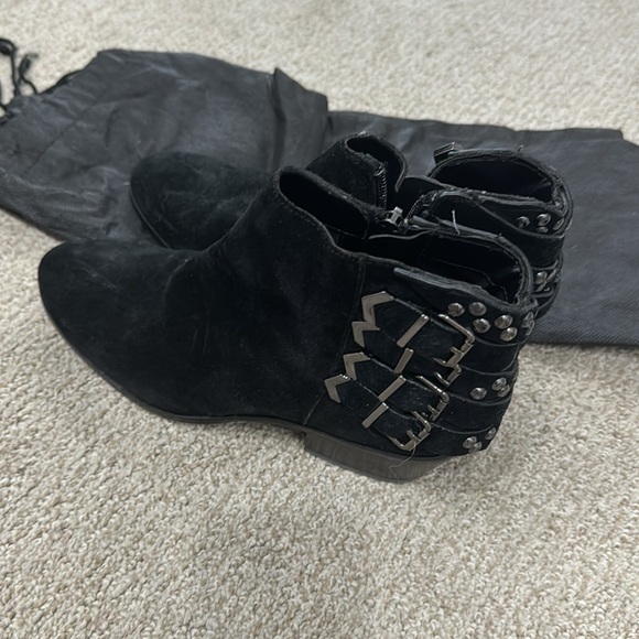 Beautiful black suede booties - Picture 3 of 6